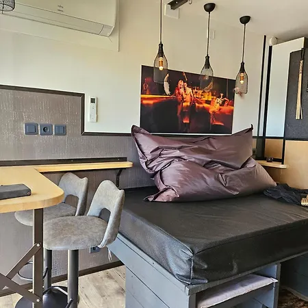 Naturist Cap In Loft אגדה